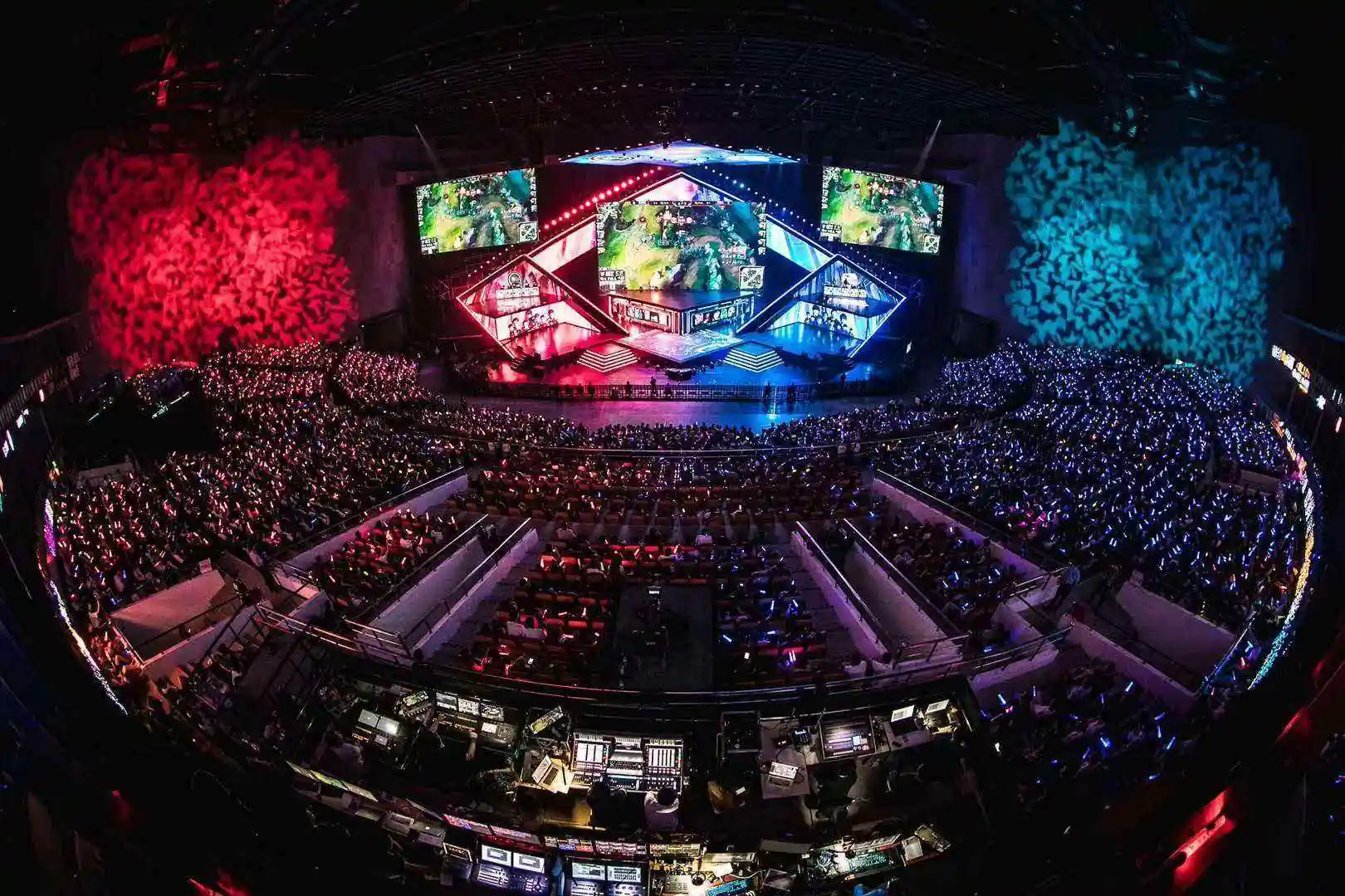 决赛前排票价飙升惊现天价门票，黄牛抢票暴利致二手市场票价破万，粉丝无奈望而兴叹-小艾电竞